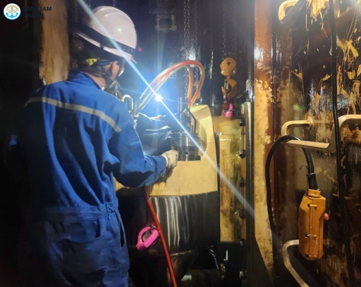 Repair of the main engine of the asian leader ship 